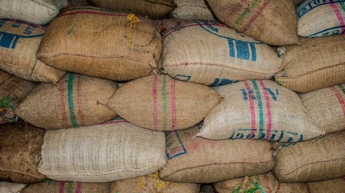 BRAZIL COFFEE EXPORTS DROP 2.7% IN MARCH