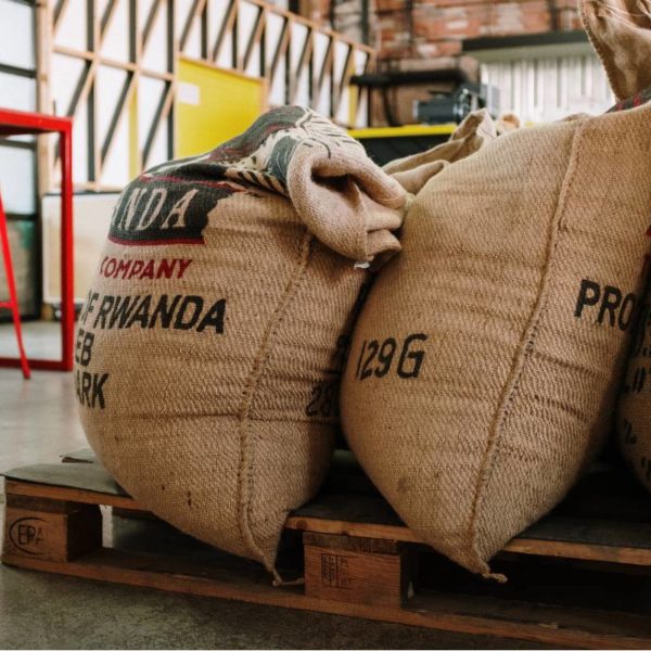 Los precios del café alcanzan su punto máximo a medida que la oferta disminuye y las economías se recuperan