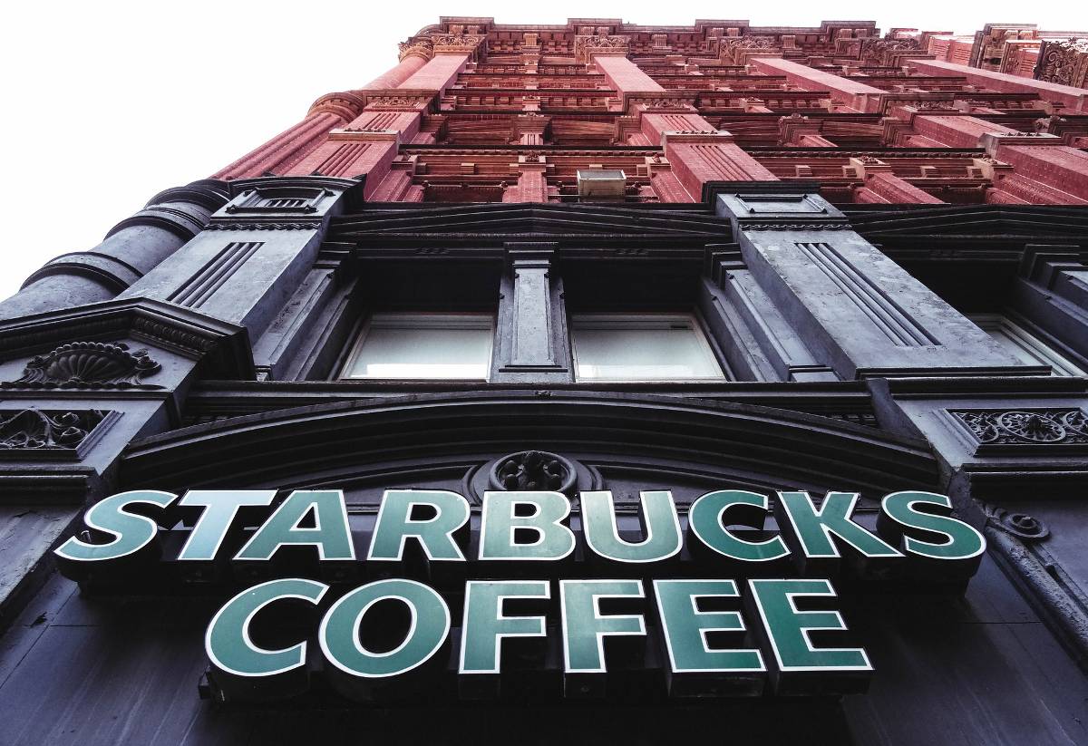 Howard Shultz dit que Starbucks a perdu son chemin, mais se remettra sur la bonne voie￼